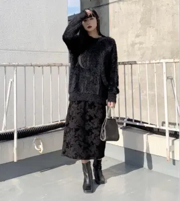 [ LVEU. ] 페인트 벨로아 디자인 스커트 / 롱 타이트 블랙