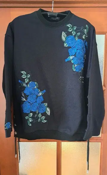 HARE x ADO 파랑 장미 자수 블랙 맨투맨 S