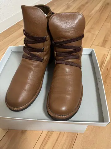 브라운 가죽 스트랩 부츠