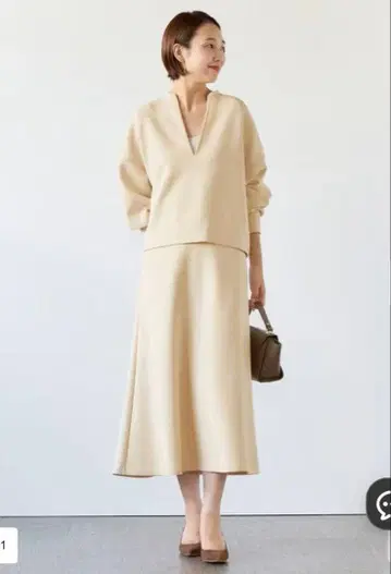 UNFILO BEAUTY FORM 세미 플레어 스커트 M 사이즈 크림