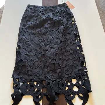 로즈 티아라 블랙 꽃무늬 레이스 백 슬릿 타이트 스커트