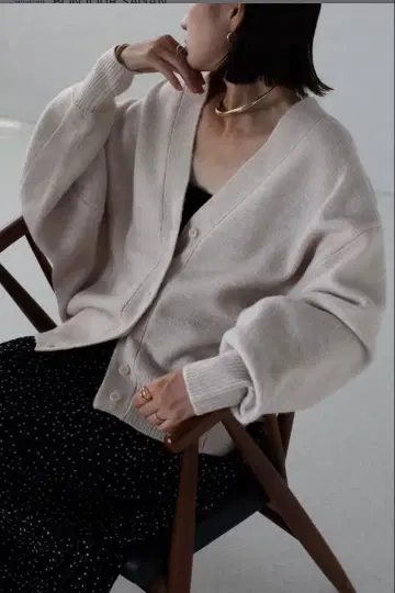 코쿤 실루엣 V넥 가디건 88-002370