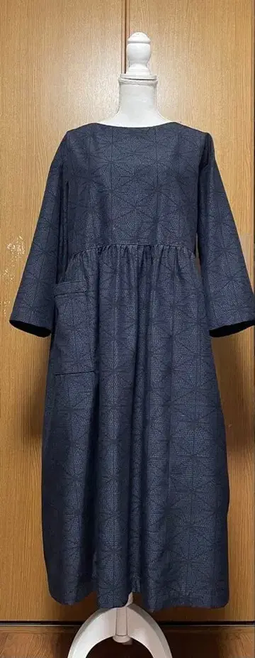 기모노 리메이크 남색 계열 의 허리 개더 원피스 아마노하 패턴