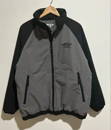 레톡스 로고 자수 빅 실루엣 발수 스탠드넥 래글런 블루종