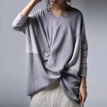 안티카 이소재의 미세도코로. 크로스 디자인 탑. 크로스로 생기는 드레이프