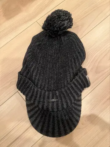 adidas 폼폼 포함 블랙 니트 캡