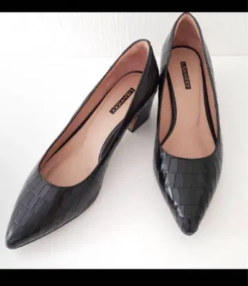 리사 비키 포인티드 펌프스