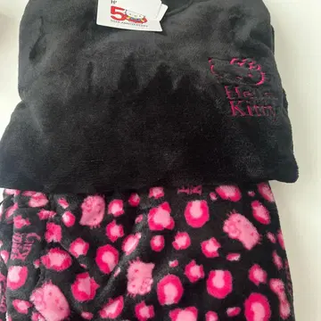 레오파드 무늬 블랙 x 핑크 헬로키티 룸웨어 상하의 세트