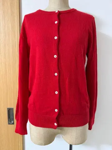 haupia 빨간색 버튼 달린 긴팔 가디건