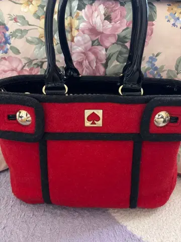 미사용에 가까운 케이트 스페이드 빨검 펠트 핸드백