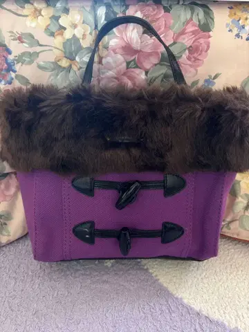 거의 미사용 퍼 달린 보라색 핸드백