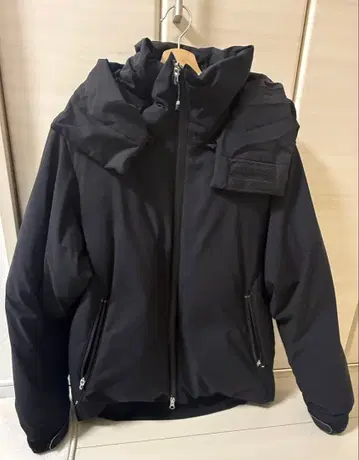 UNITED TOKYO 후드 부착 블랙 다운 자켓 사이즈 2