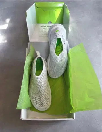 화이트 메쉬 슬립온 스니커즈 oofos