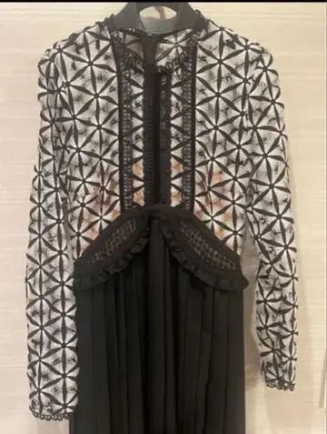 기하학 패턴의 엘레강트 드레스 self portrait