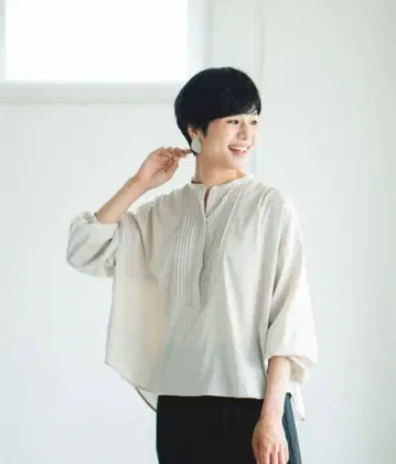 북유럽, 생활 잡화점 / 드레이프감 소재의 레이스 턱 블라우스