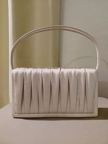 하나에모리 아이보리 새틴 파티 백