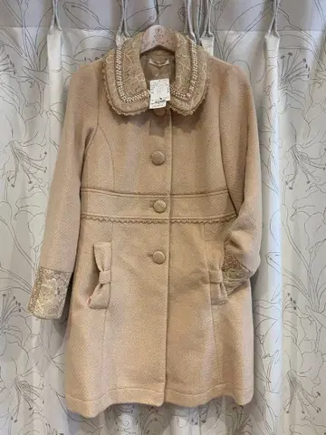 새상품, 미사용 axes 레이스 포함 베이지 롱 코트