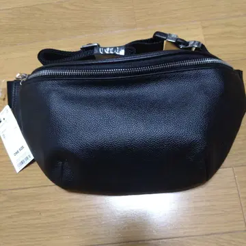 GU 새상품 미사용 리얼 가죽 바디백 블랙 지유