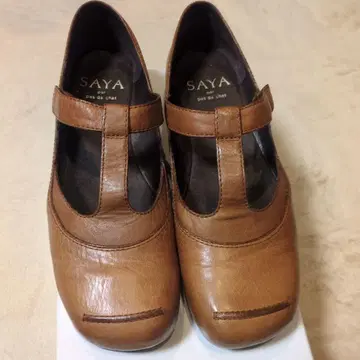 SAYA 사야 브라운 슬립온 통굽 T 스트랩 천연 가죽 레더 슈즈
