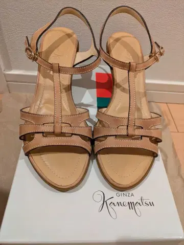 Kanematsu 베이지 스트랩 샌들 중간 힐