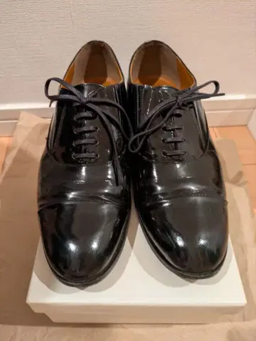 셰트와 천연 가죽 에나멜 레이스업 슈즈