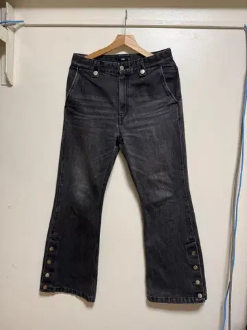 HARE 사이드 버튼 데님 플레어 팬츠