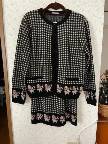 L'EST 체크 무늬 자수 니트 셋업