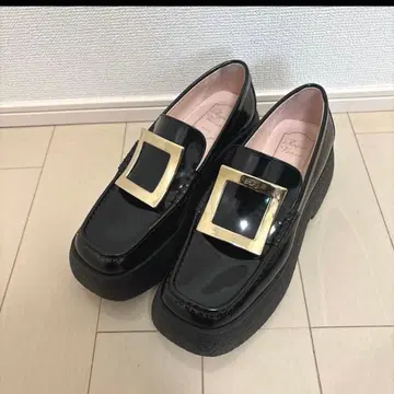 블랙 통굽 로퍼 금장 장식 Roger vivier