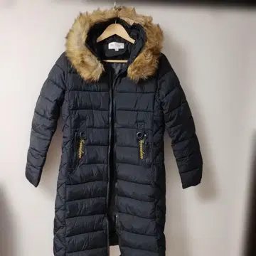 세련된 퍼(fur) 포함 블랙 롱 코트