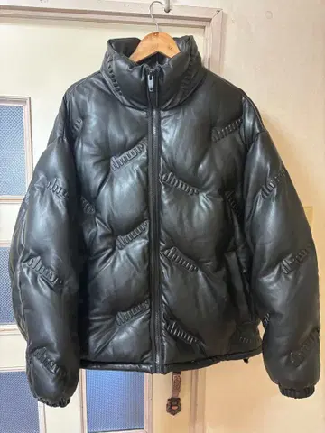 ZARA 블랙 PU 가죽 엠보싱 가공 다운 자켓