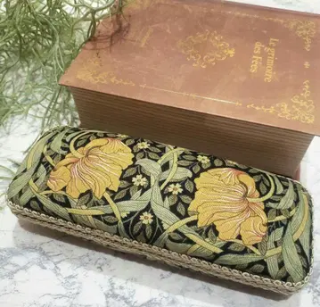 윌리엄 모리스 안경 케이스