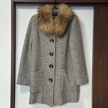 퍼 달린 노카라 그레이 코트