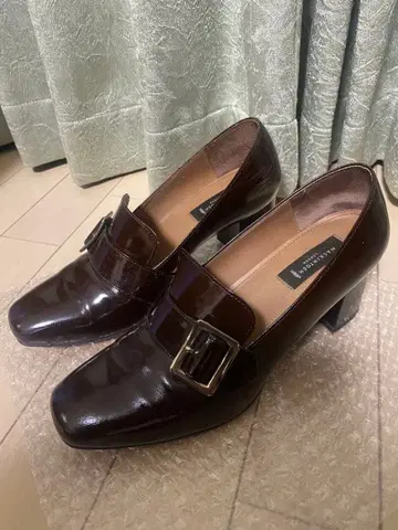 MACKINTOSH LONDON 다크 브라운 버클 모티브 펌프스