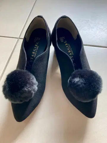 블랙 폼폼 포함 펌프스 M 사이즈