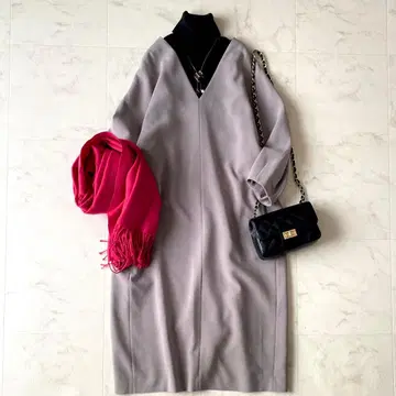 2023년 정가 35만원 프리미어 아롱디스망 양V넥 롱 원피스