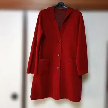 빨간색 후드 부착 롱 코트