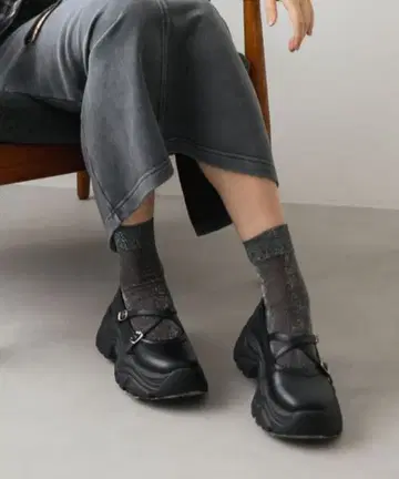 RETRO GIRL 블랙 스트랩 스니커즈