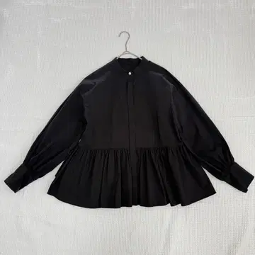 새상품급 밴야드 스톰 페플럼 스탠드 카라 블라우스 블랙 펄 버튼