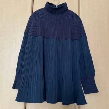 TRUBE 터틀넥 긴팔 니트 플리츠 도킹 상의 네이비