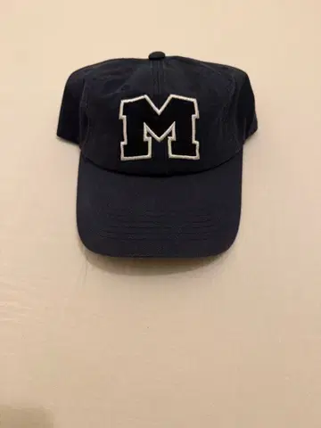 마리떼 프랑소와 저버 ASTRO 차은우 착용 모델