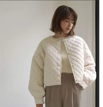 택 포함 새상품 [ titivate ] 아이보리 퀼팅 크롭 자켓