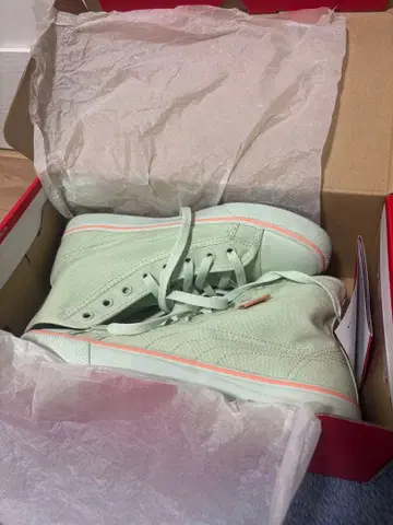 민트 그린 하이컷 스니커즈