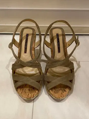 투모로우랜드 구매 BELLECO 샌들