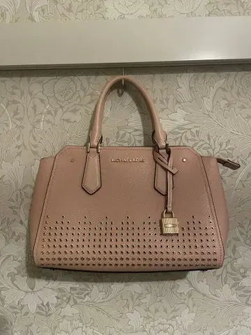 [ 가격 인하 ] MICHAEL KORS 스터드 숄더백