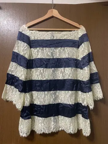 케이타 마루야마 레이스 보더 상의 네이비 아이보리