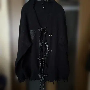 오버 사이즈 데미지 니트 블랙 B 로고