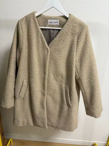 알파벳 알파벳 여성용 베이지 계열 보아 자켓