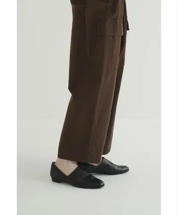 CLANE SIDE CUT STACKED HEEL FLAT SHOES