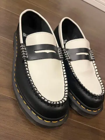 컨디션 최상 Dr. Martens 블랙/화이트 로퍼