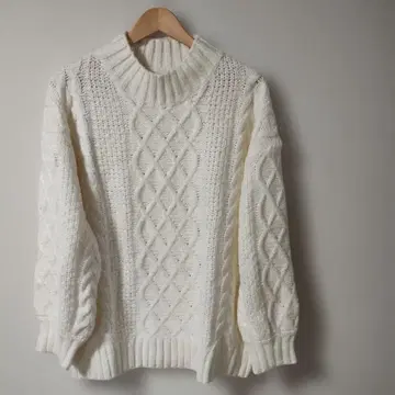 화이트 케이블 니트 하이넥 스웨터